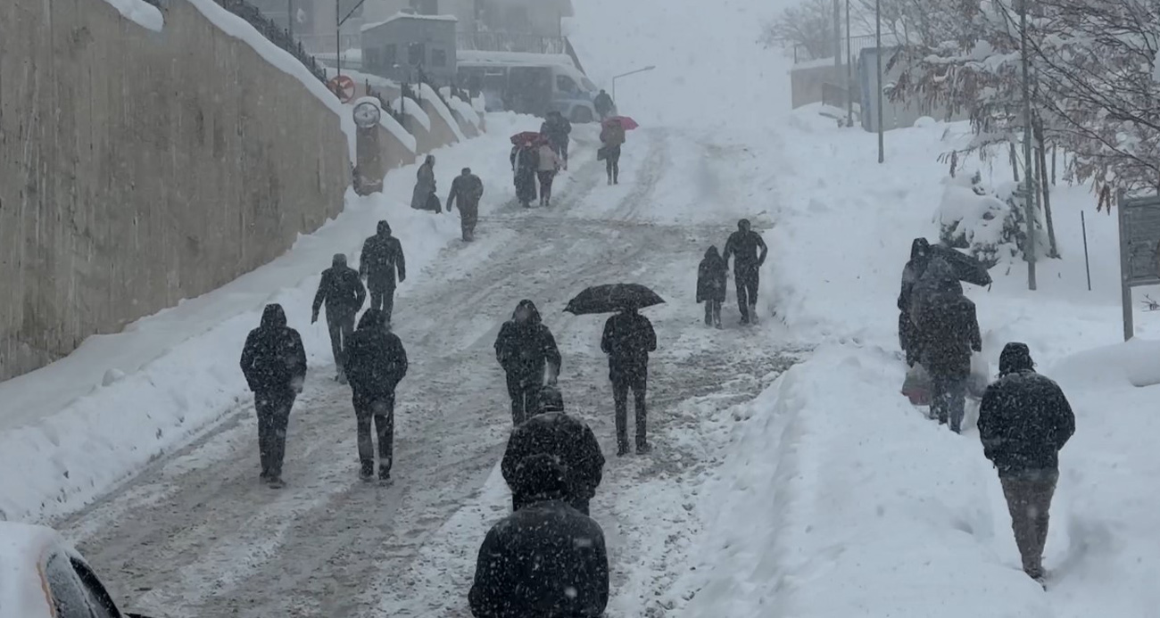 Yüksekova’da beyaz esaret: Vatandaşlar araçlarını bırakıp yürüdü
