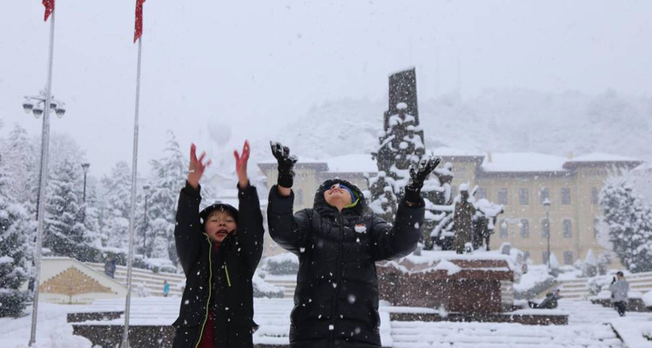 Türkiye’nin kar yağışı etkisi altına girmesinden sonra yoğun kar yağışının yaşandığı 15 ilde okullar tamamen tatil edildi. 14 ilde ise bazı ilçelerde ve taşımalı eğitim yapılan okullar tatil edildi.