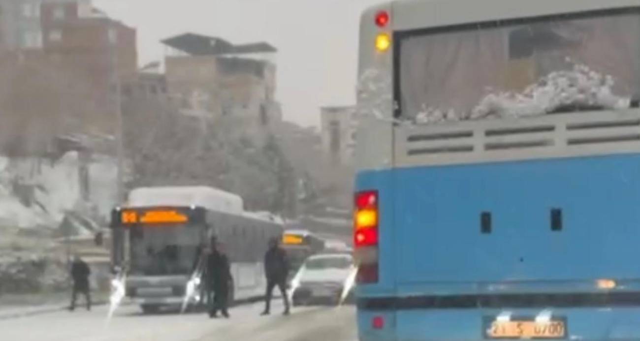 Diyarbakır’da kar bastırdı, şehir içi halk otobüsleri yollarda kaldı