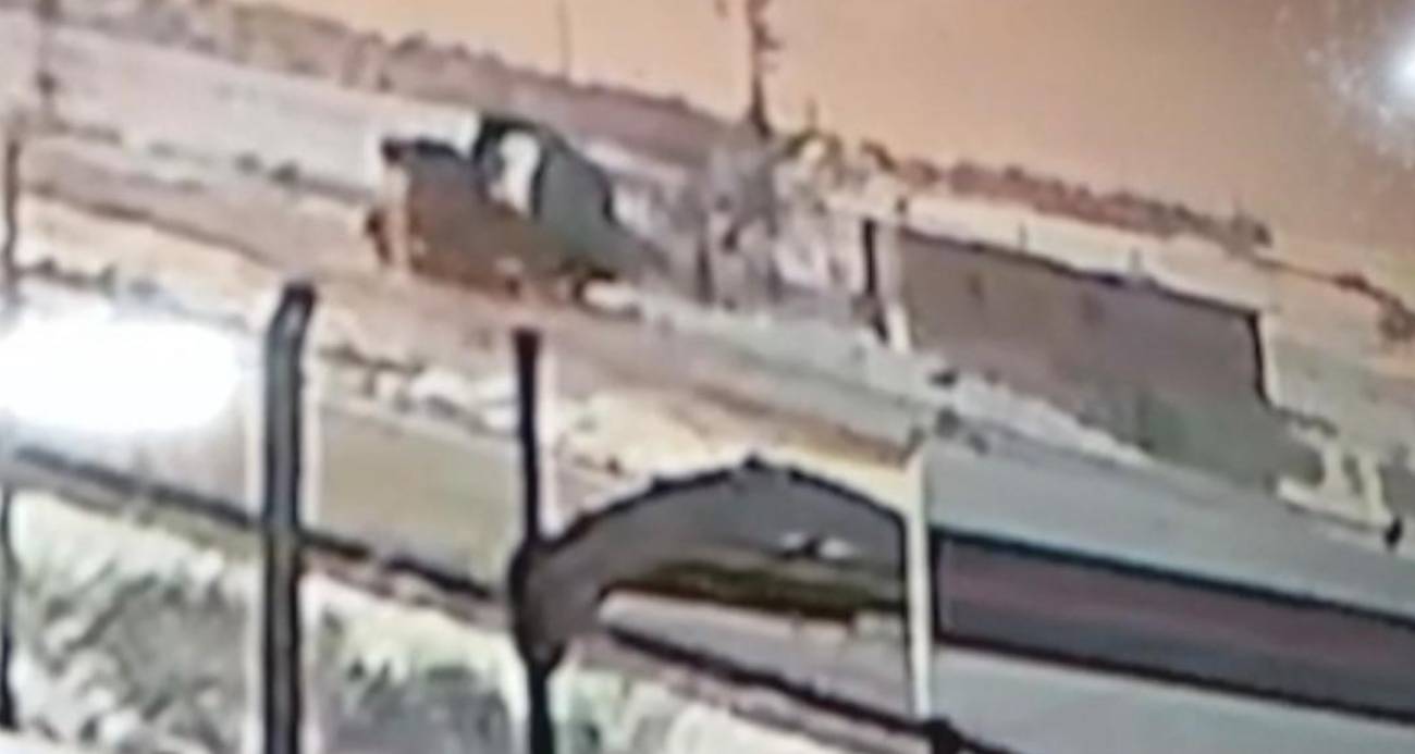 Nevşehir’de kar yağışı nedeniyle kayganlaşan yolda kontrolden çıkan tır şarampole yuvarlandı. Kaza anı güvenlik kameralarına yansıdı.