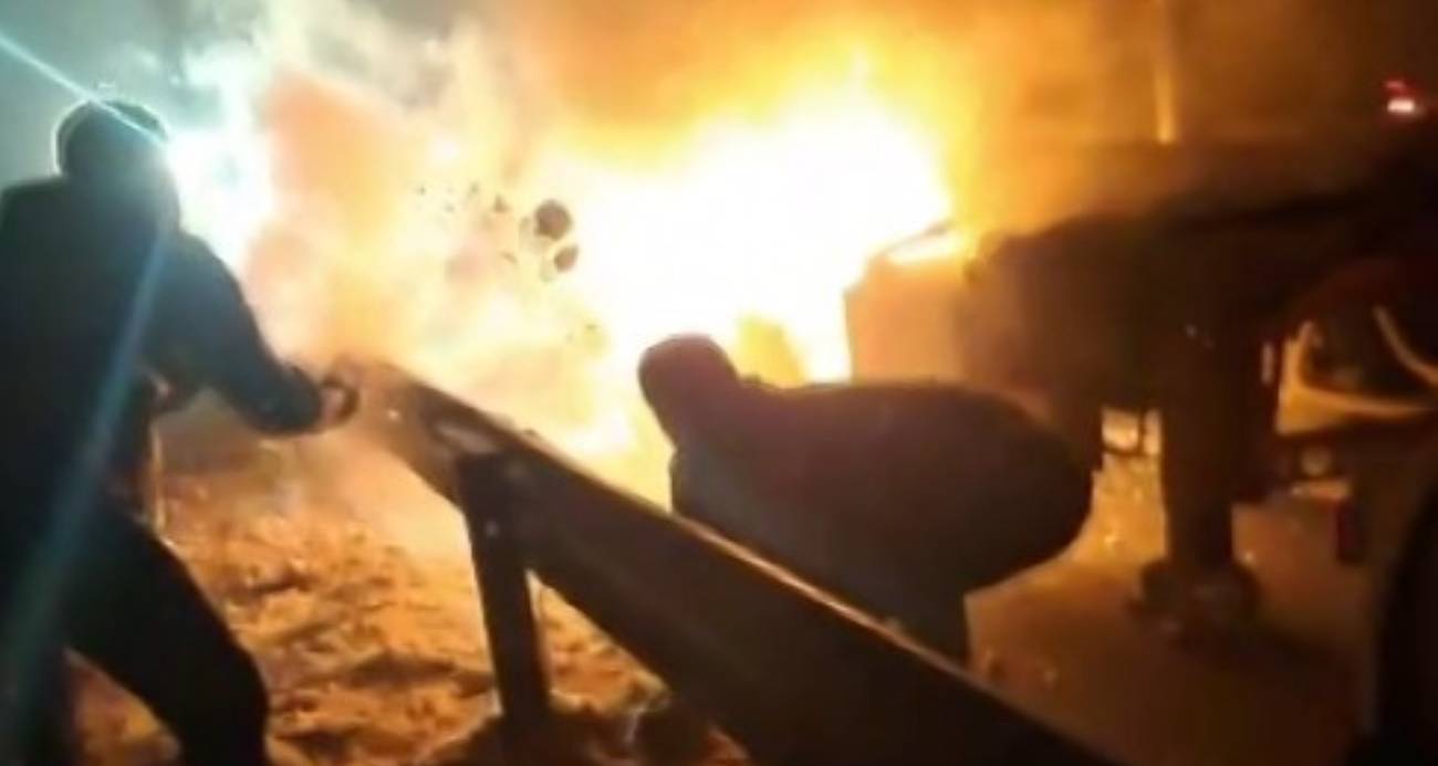 Tırda çıkan yangını söndürmek için elleriyle kar attılar