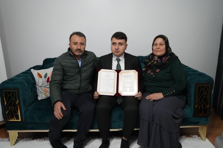 Kur’an-ı Kerim aşkı, görmeyen gözü oldu 1 yılda hafız oldu