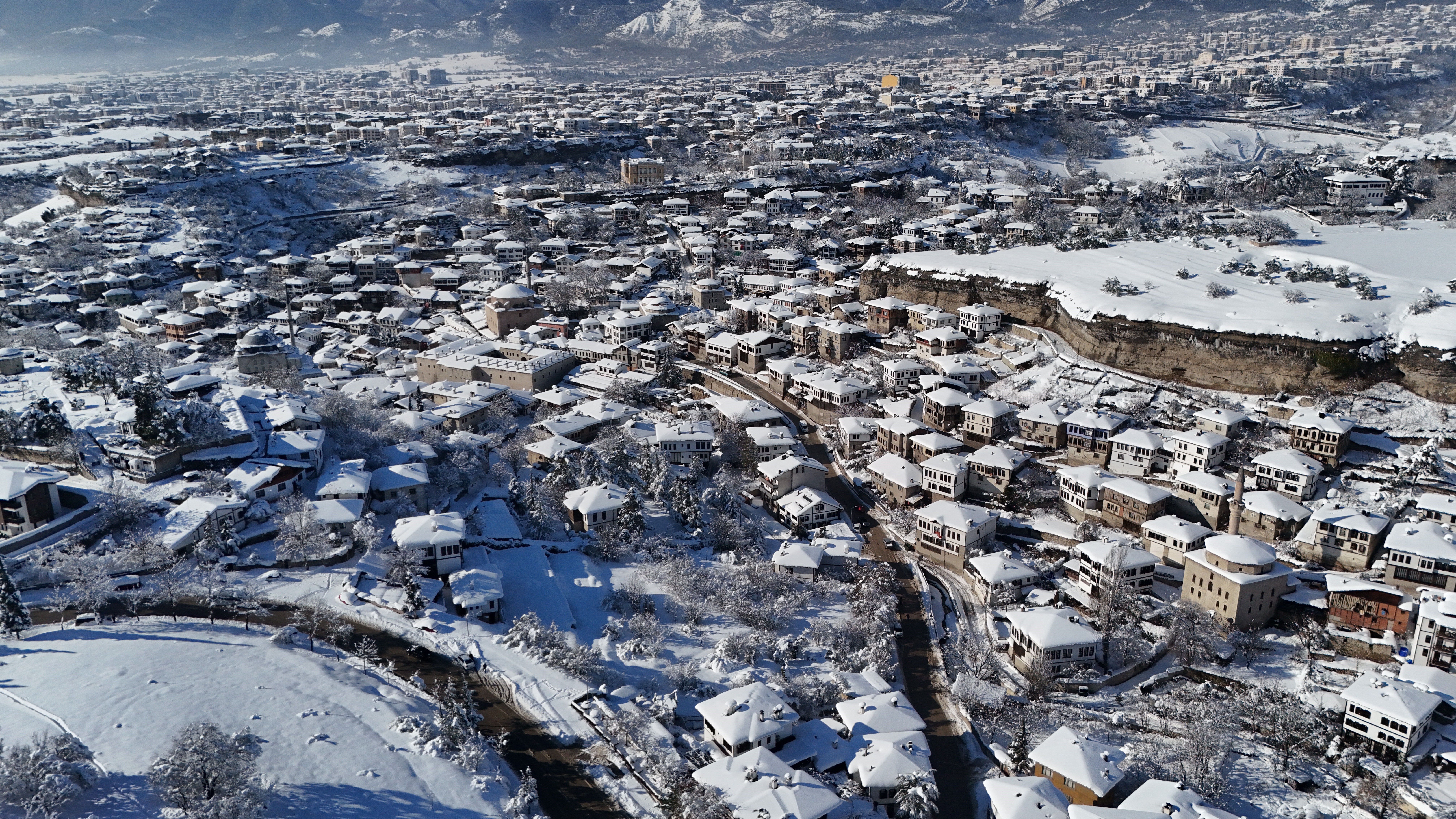 Kar altında masalsı görüntüler sunan UNESCO Kenti Safranbolu dron ile görüntülendi