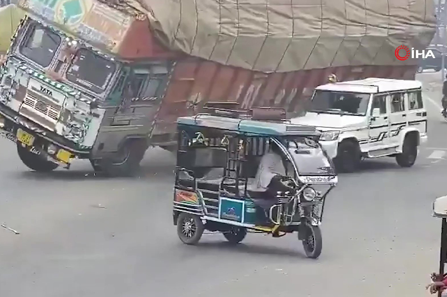 Hindistan'da üzerine kamyon devrilen otomobil kağıt gibi ezildi: 1 ölü