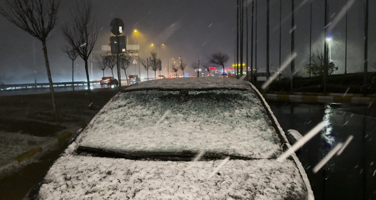 Büyükçekmece’de park halindeki araçların üzeri beyaza büründü