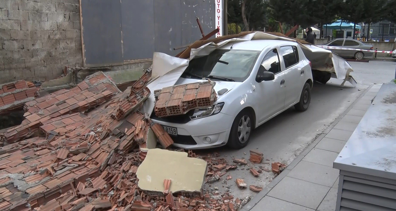 Maltepe’de bir inşaat şantiyesinin duvarı, kuvvetli fırtınanın etkisiyle seyir halindeki bir otomobilin üzerine yıkıldı. Kazada şans eseri ölen ya da yaralanan olmazken, araçta maddi hasar meydana geldi.