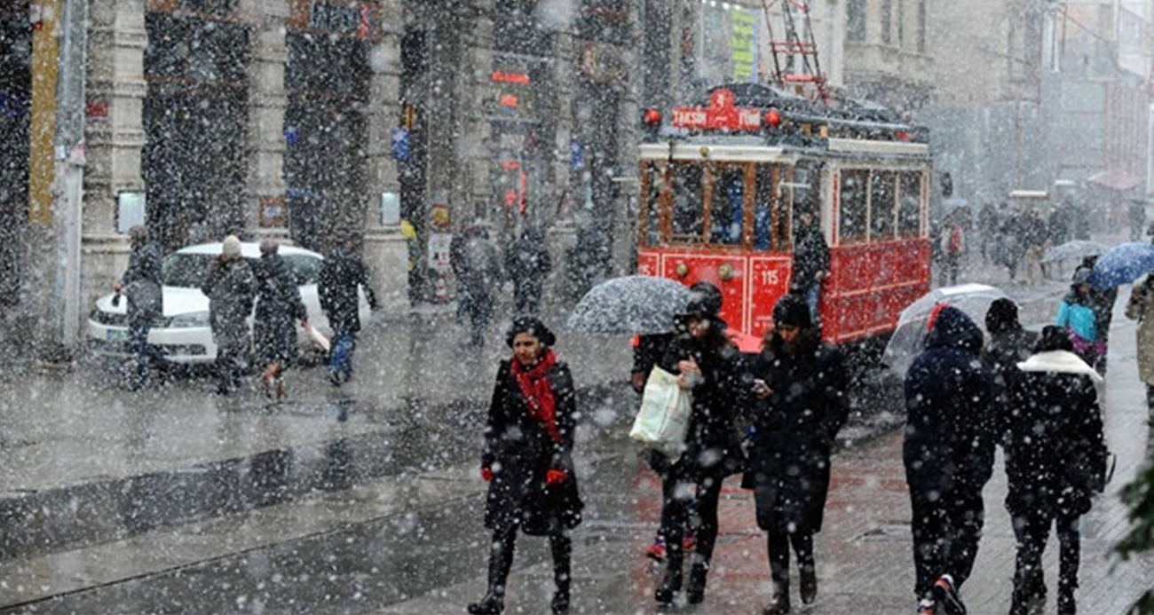 Meteoroloji Genel Müdürlüğü, yeni yıl için hava tahminlerini açıkladı. Yeni yılın ilk gününde Türkiye genelinde soğuk ve yağışlı hava etkili olacak, iç kesimlerde ise kar yağışı bekleniyor.