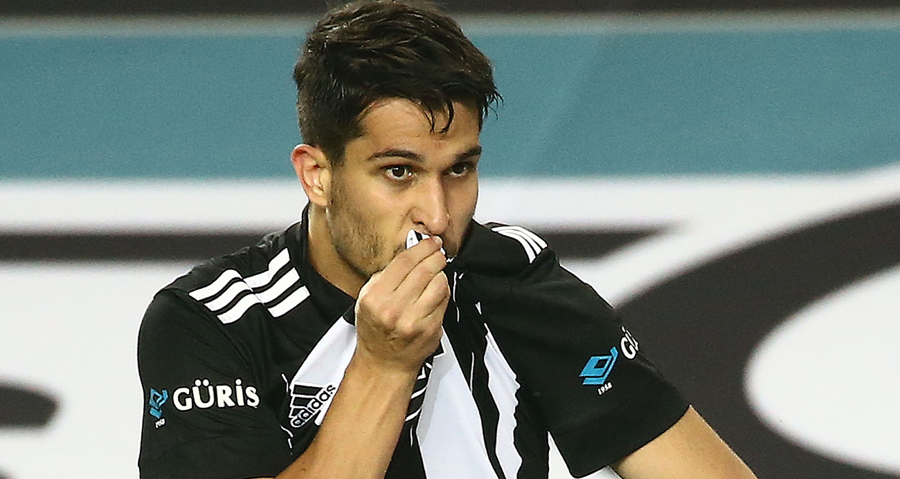 Necip Uysal: "Kariyerime bu forma altında nokta koyacağım"