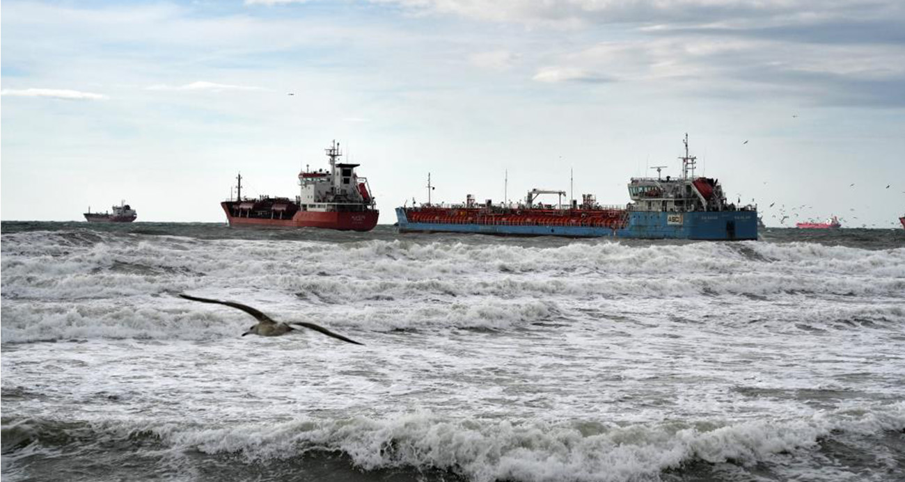 İstanbul’da birbirine temas eden tankerlerden biri kurtarıldı
