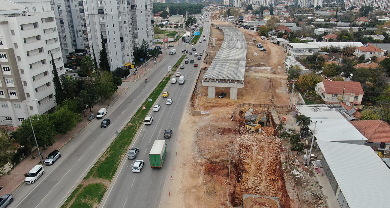 Antalya'da 4 köprülü kavşak projesinden biri olan Uncalı Köprülü Kavşağı'nda işletme sahibi ile bakanlığın davalık olması nedeniyle duran çalışmalar mahkemenin kamulaştırma yönünde kesin karar vermesiyle kaldığı yerden yeniden başladı.