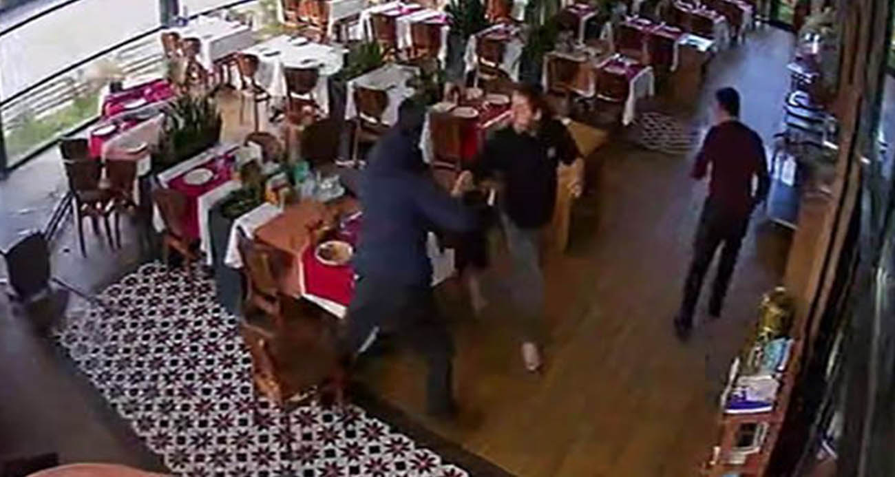 Ünlü sanatçı Cahit Berkay, kullandığı araçla restorana daldı