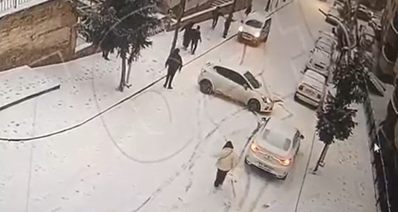 Gümüşhane’de buzlu yolda yokuş aşağı kayan araçlar kamerada