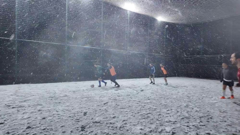 Halı saha aşkı engel tanımadı: Kar altında maç yaptılar