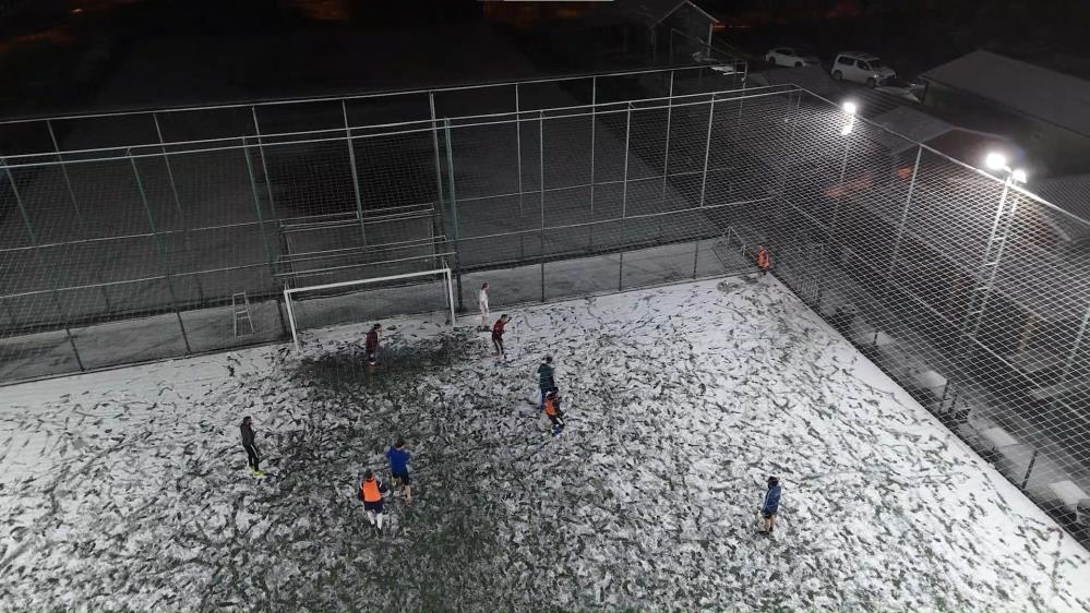 Halı saha aşkı engel tanımadı: Kar altında maç yaptılar