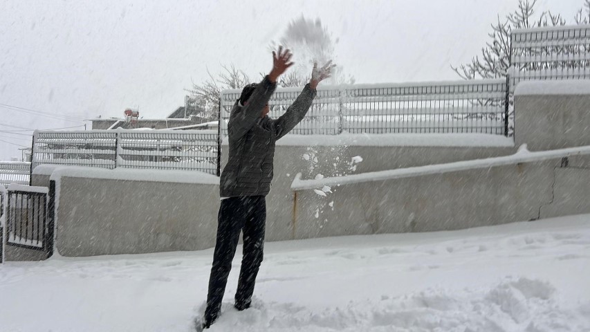 Kahramanmaraş güne karla uyandı: En çok sevinen çocuklar oldu