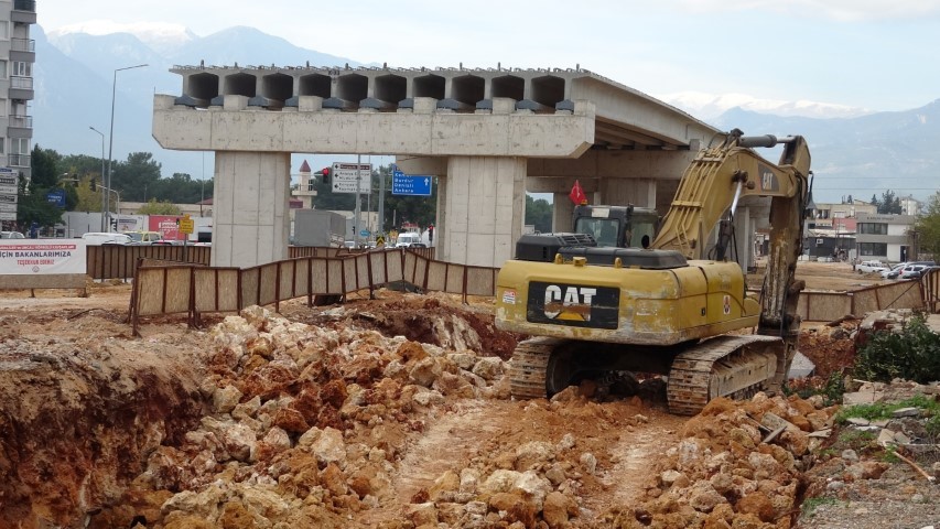 Köprülü kavşak inşaatını durduran pide fırını mahkeme kararıyla yıkıldı