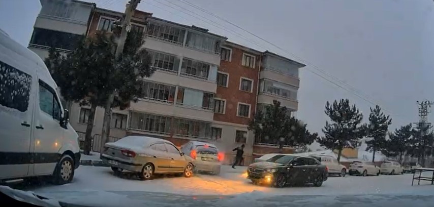 Gümüşhane’de buzlu yolda yokuş aşağı kayan araçlar kamerada