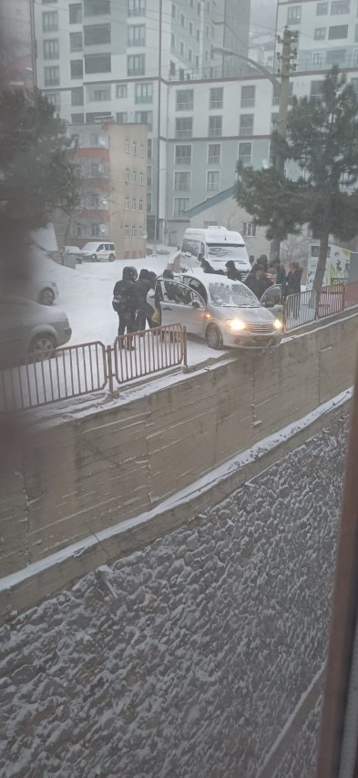 Gümüşhane’de buzlu yolda yokuş aşağı kayan araçlar kamerada