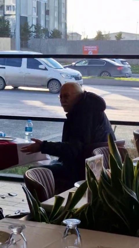 Ünlü sanatçı Cahit Berkay, kullandığı araçla restorana daldı