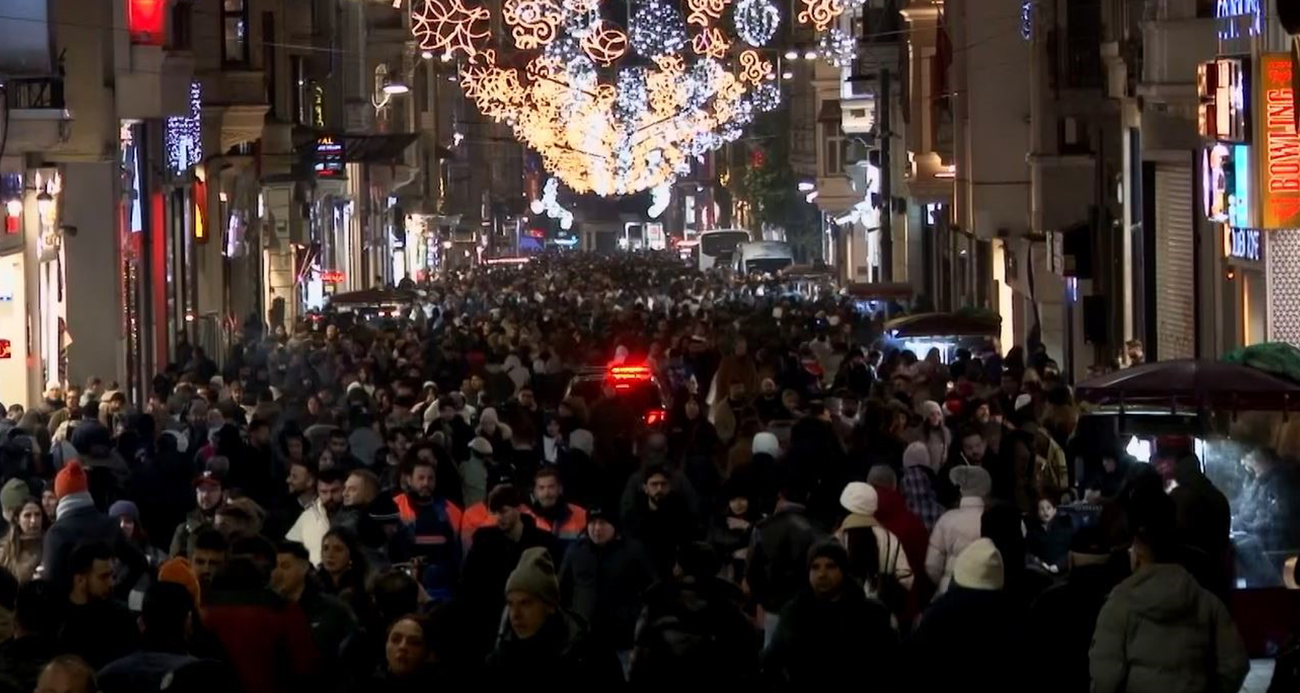 Yeni yıla dışarıda girmeye hazırlanan vatandaşların İstiklal Caddesi’nde oluşturduğu yoğunluk, dron ile görüntülendi.