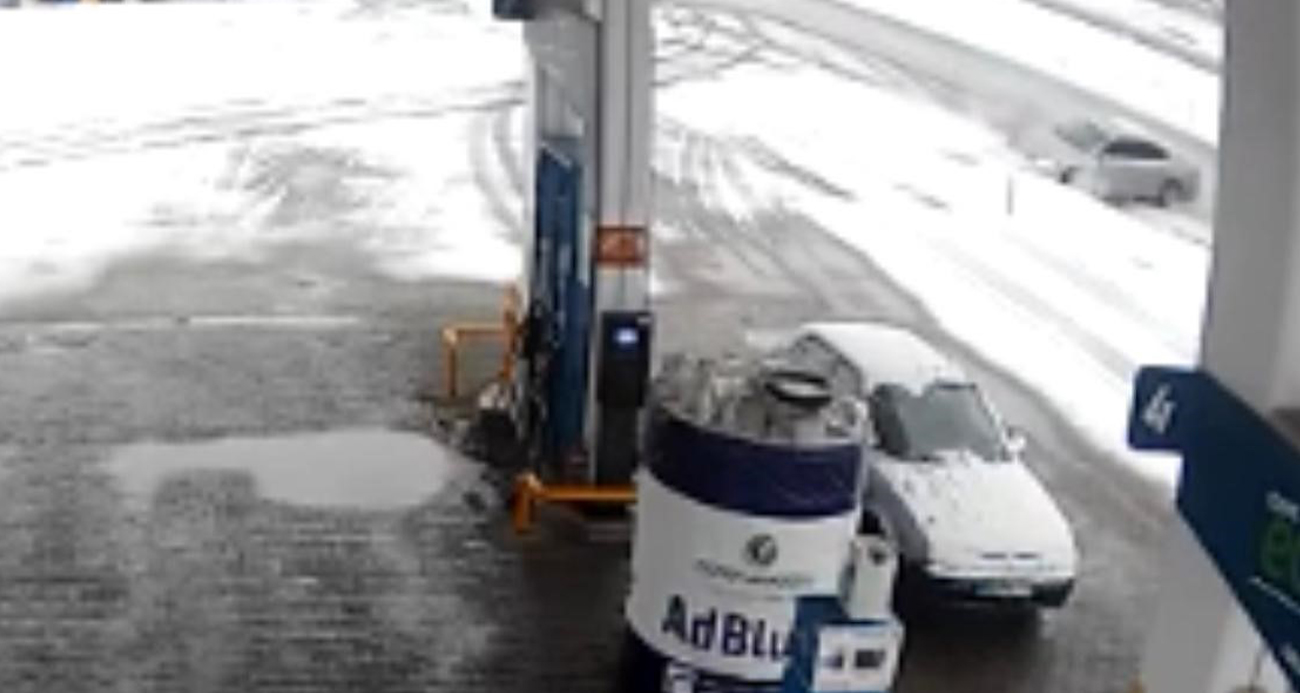 Nevşehir’de buzlanma nedeniyle kontrolden çıkan otomobil takla attı. Sürücünün hafif şekilde yaralandığı kaza anı güvenlik kameralarına yansıdı.