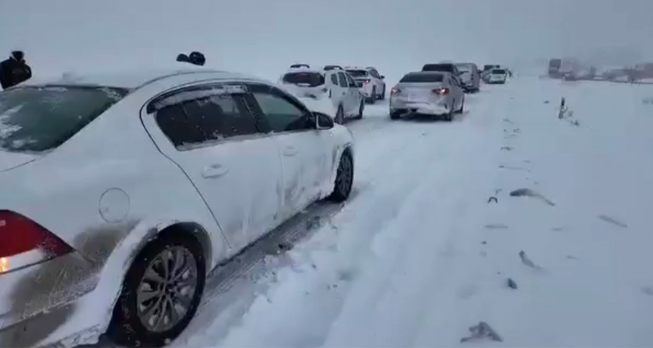 Diyarbakır’da iki gündür devam eden kar trafiği felç etti