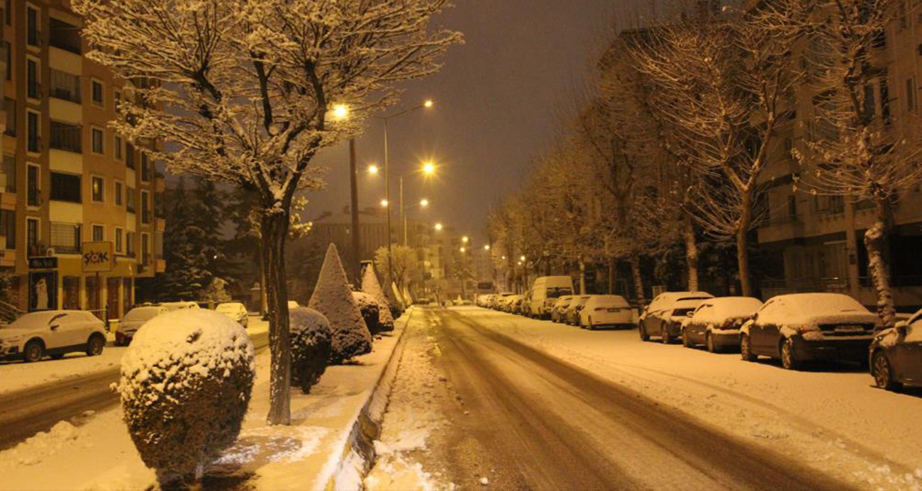 Çorum’da kar etkisini göstermeye başladı: Kent merkezi beyaza büründü
