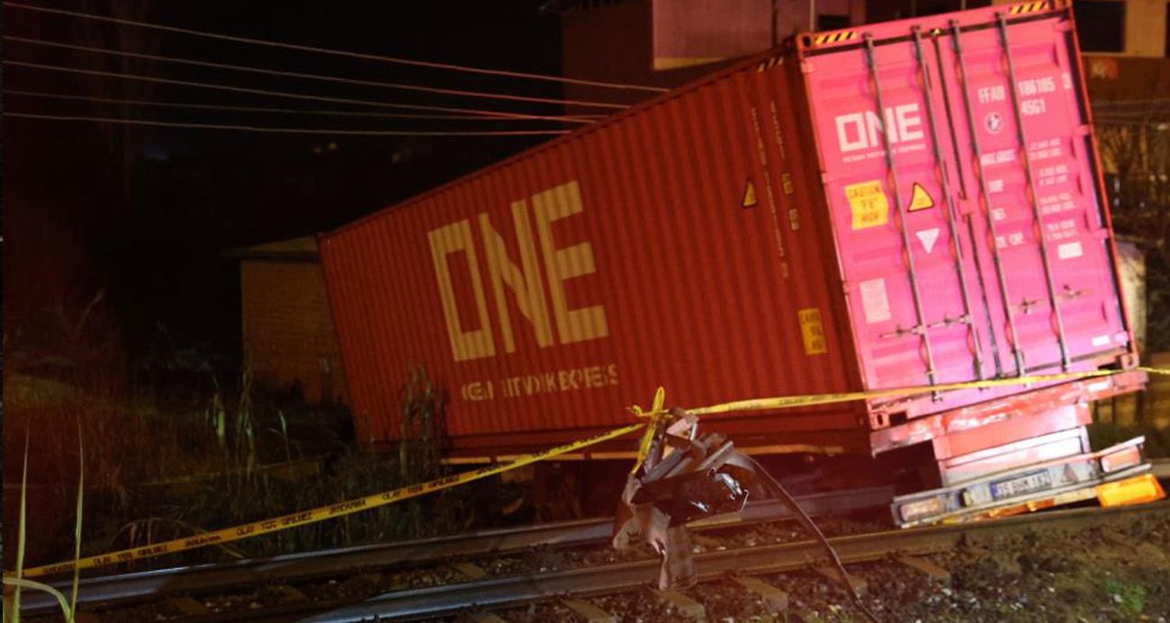 Kontrolden çıkan tırın raylara uçtuğu kazada tren seferleri durduruldu: 1 ölü