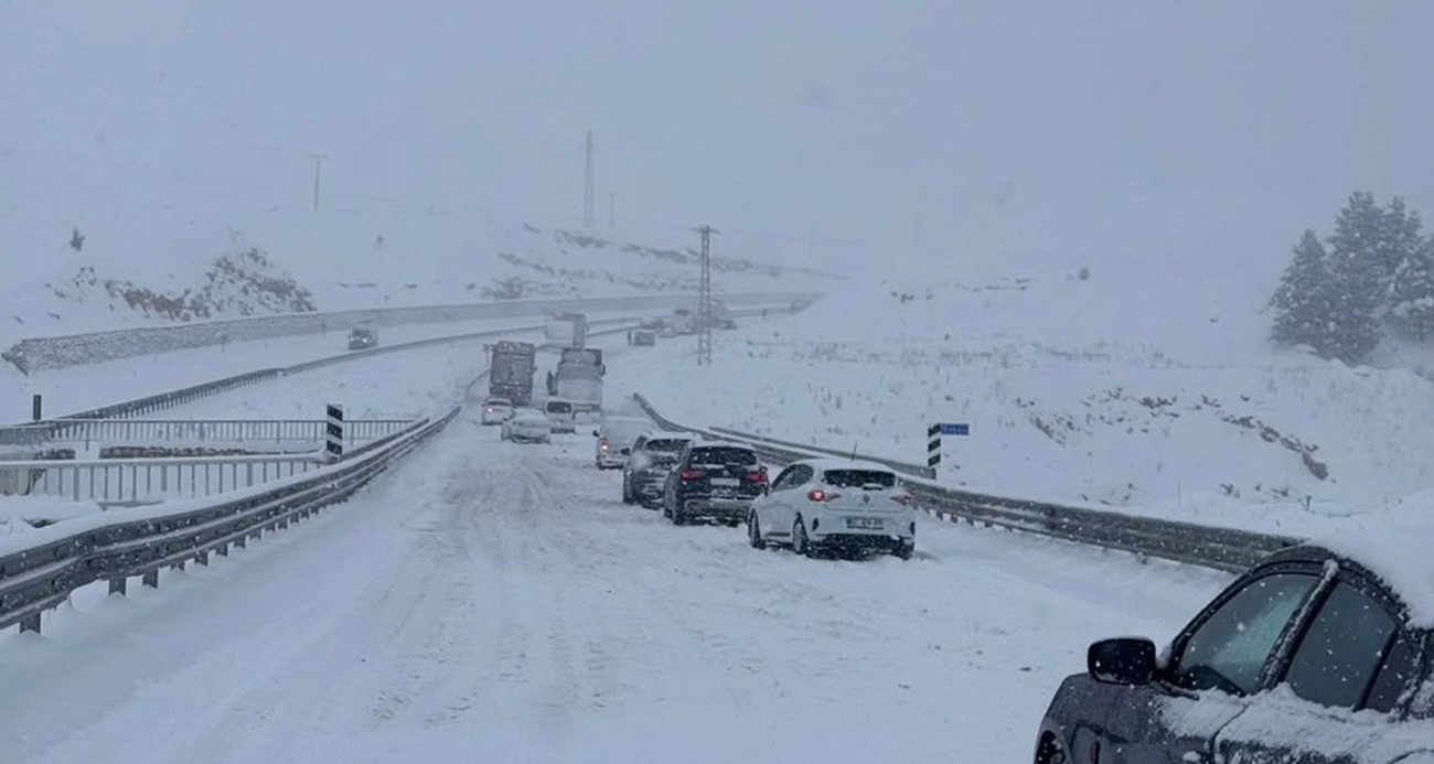 Meteorolojinin uyarılarının ardından etkili olan yoğun kar yağışı, Diyarbakır ve Mardin’de ulaşımı durma noktasına getirdi. Onlarca araç yollarda mahsur kalırken, çok sayıda kaza meydana geldi.