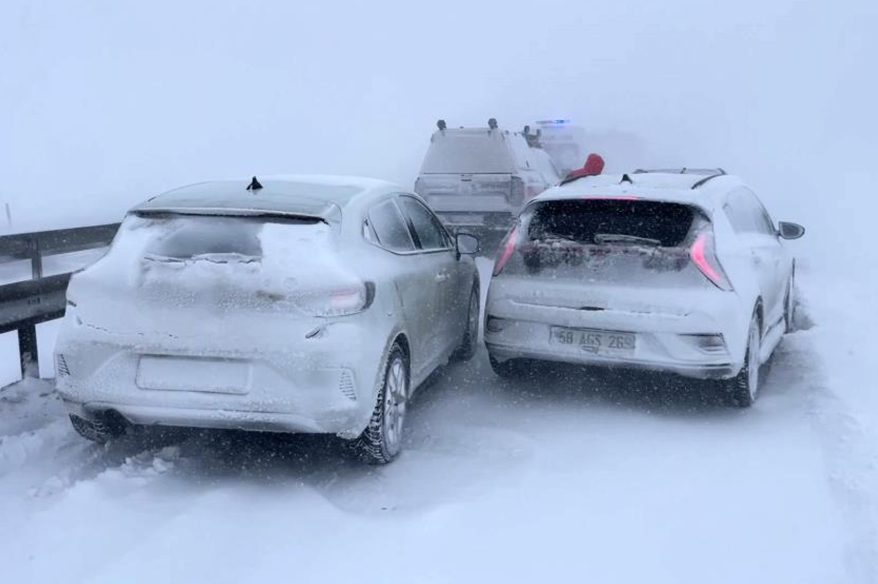 Sivas’ta zincirleme trafik kazası: 4 yaralı