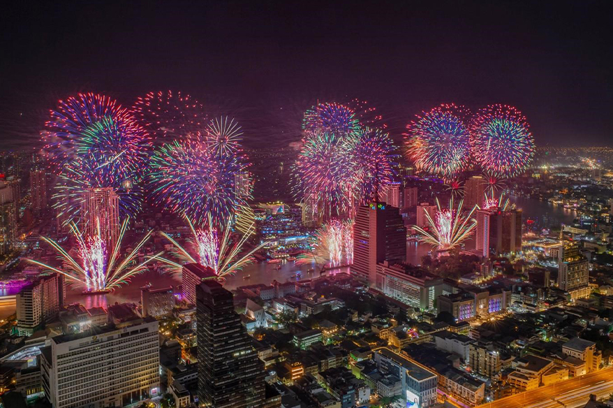 Tayland yeni yılı havai fişek gösterileriyle karşıladı