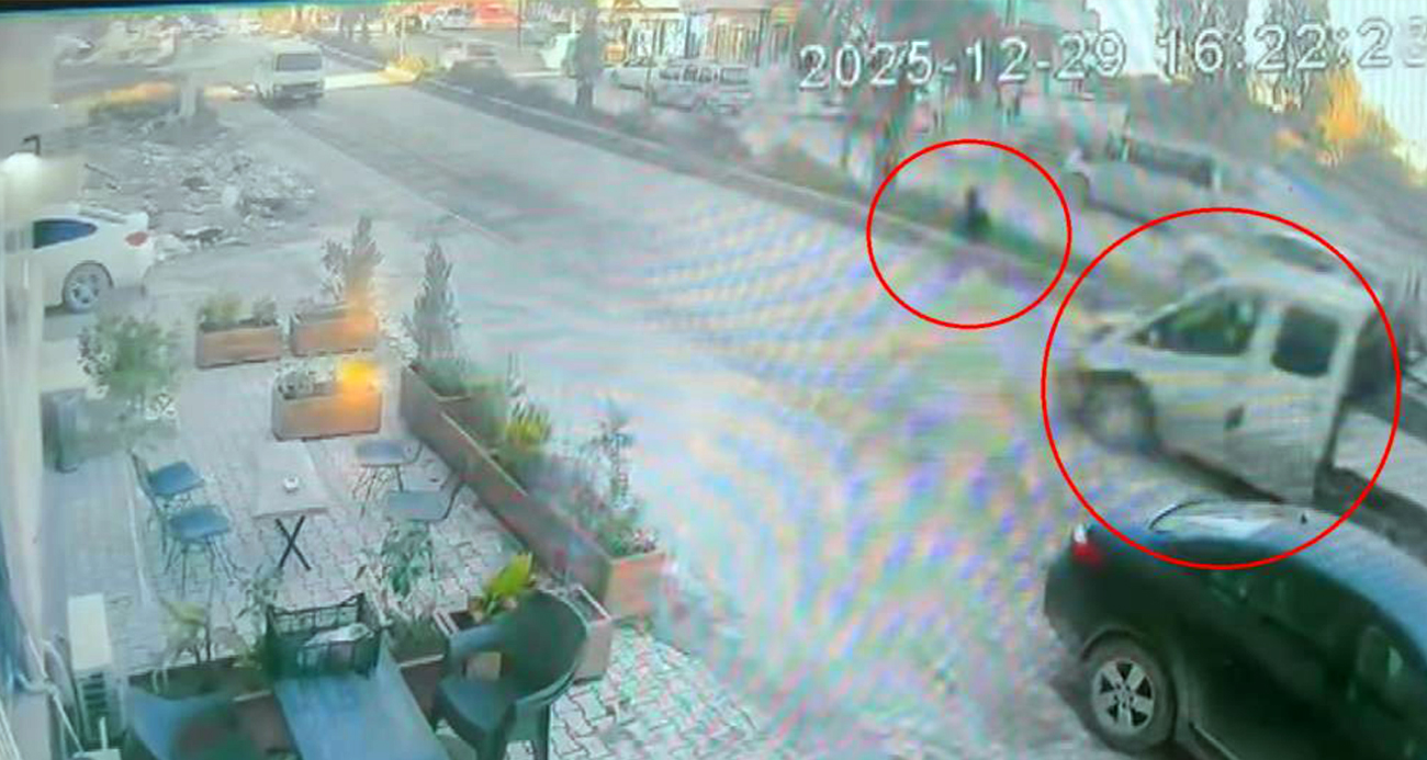  Hatay'da yolun karşısına koşarak geçen çocuğun, ters yönde ilerleyen aracın çarpmasına ramak kala ölümden döndüğü anlar saniye saniye kameraya yansıdı.