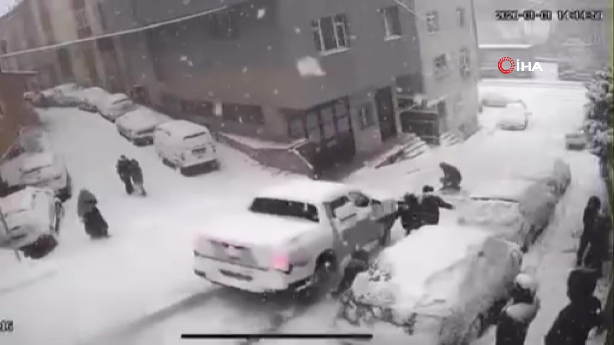 Kağıthane’de yokuştan kayan kamyonet kar topu oynayanlara çarptı: 2 çocuk yaralandı