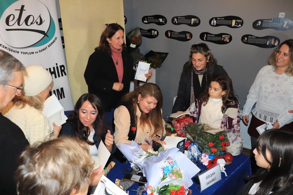 Duyguların ortak rengi: İki akademisyen yazardan şiirin 