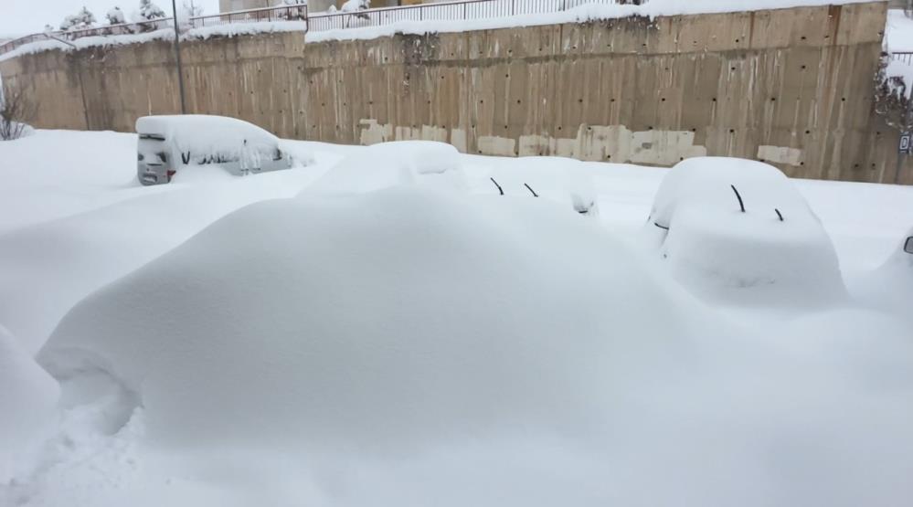 Yüksekova kara gömüldü: Kar kalınlığı yarım metreyi geçti