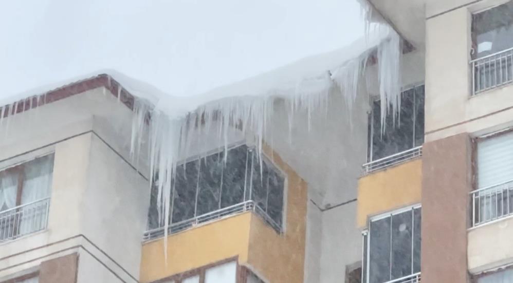 Yüksekova kara gömüldü: Kar kalınlığı yarım metreyi geçti