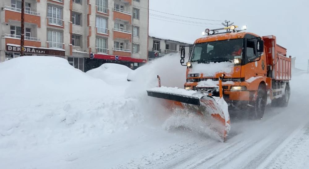 Yüksekova kara gömüldü: Kar kalınlığı yarım metreyi geçti