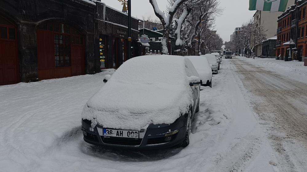 Doğu’nun incisi Kars, beyaz gelinliğini giydi: Beyaza bürünen kent havadan görüntülendi