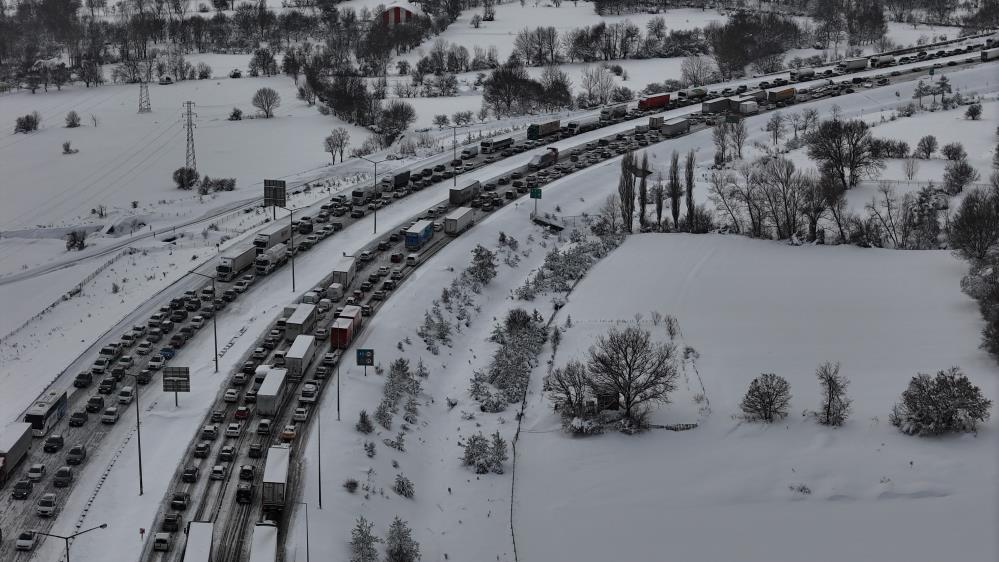 TEM Otoyolu’nun Bolu geçişinde trafik felç: Ankara ve İstanbul yönünde trafik durdu