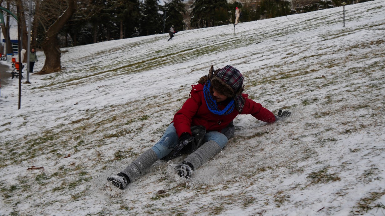 Kar yağışını fırsata çeviren Ankaralılar parklara akın etti