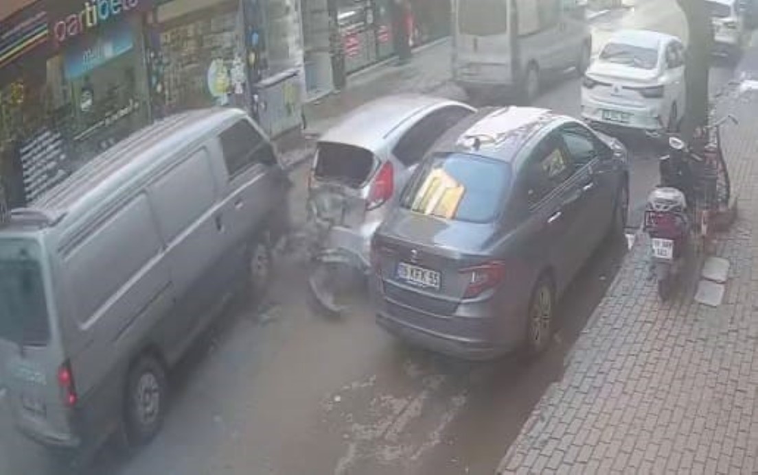 Otomobildeki çocuklar arkadan minibüsün çarpmasıyla şoku yaşadı