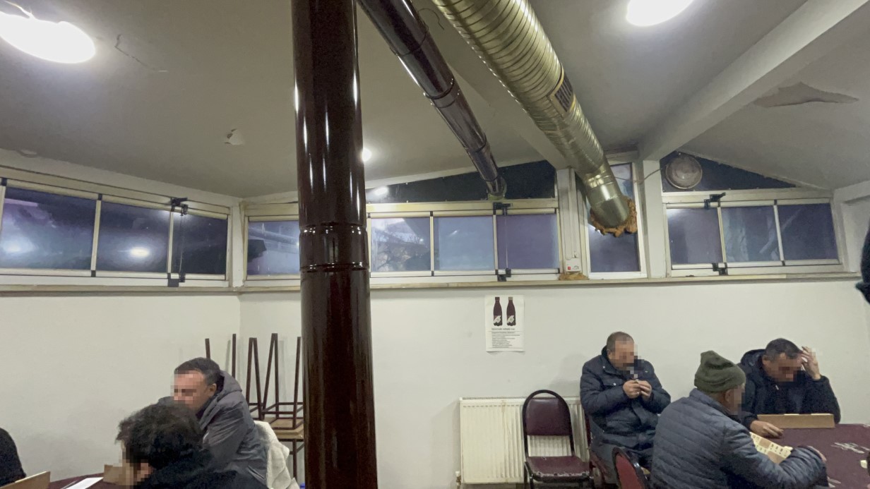 Eskişehir’de anne ve 2 çocuğu, evlerinin alt katında bulunan kıraathanedeki sobadan sızan karbonmonoksit gazından zehirlenerek hastaneye kaldırıldı.