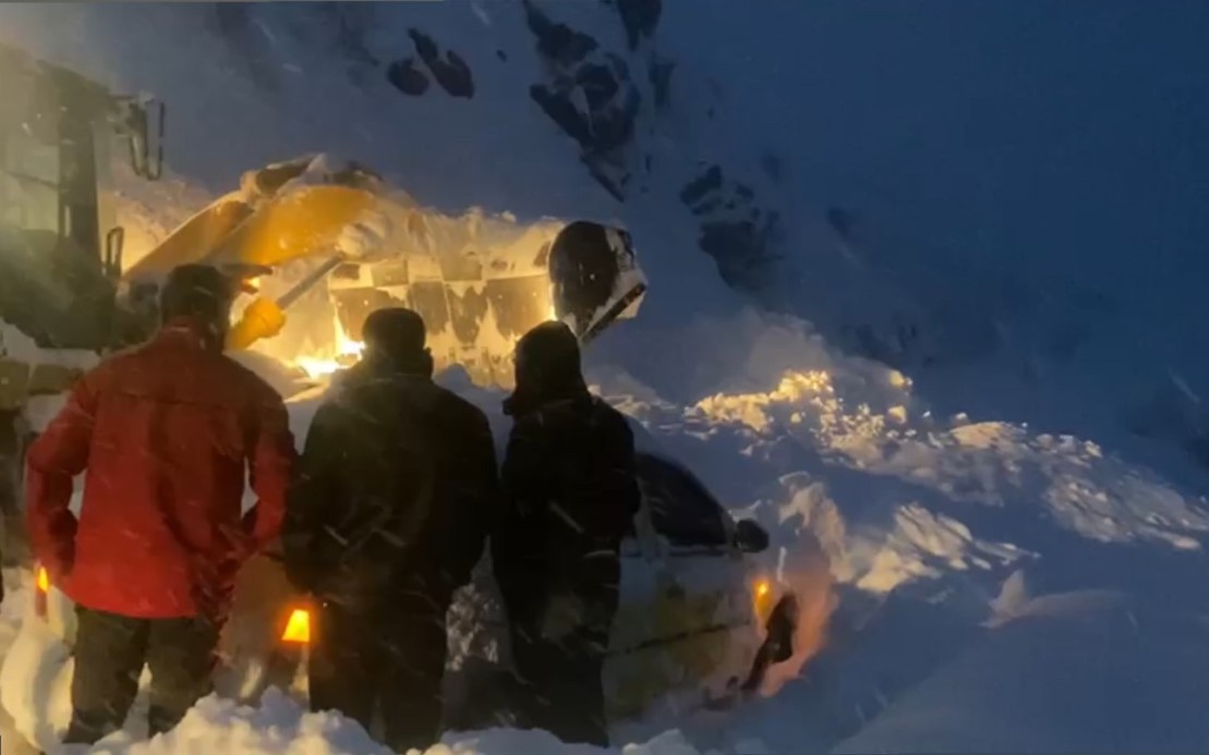 Şemdinli’de çığ altında can pazarı