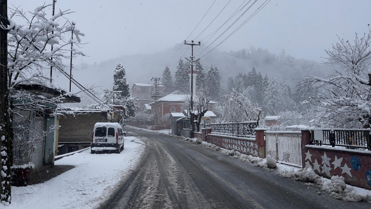Yurt genelinde etkisini artıran kar yağışı, buzlanma ve don riski nedeniyle çok sayıda ilde eğitime ara verildi.