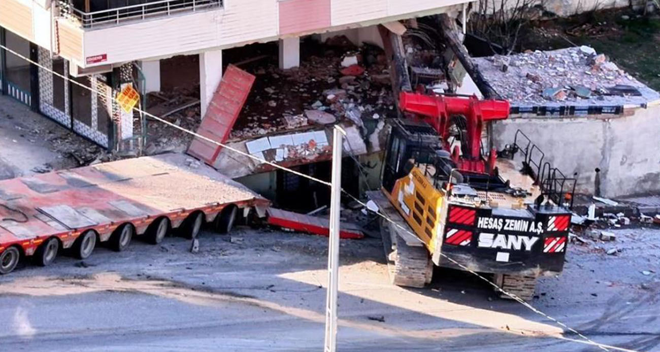 Başakşehir’de kopan vinç 2 araca ve binaya çarptı