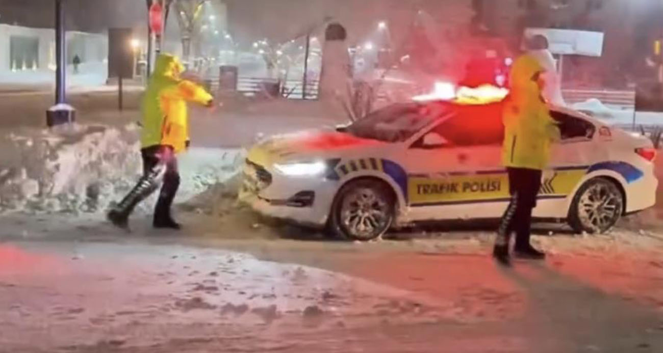 Mardin’de yürekleri ısıtan görüntüler: Polis ve çocukların kar topu savaşı kamerada