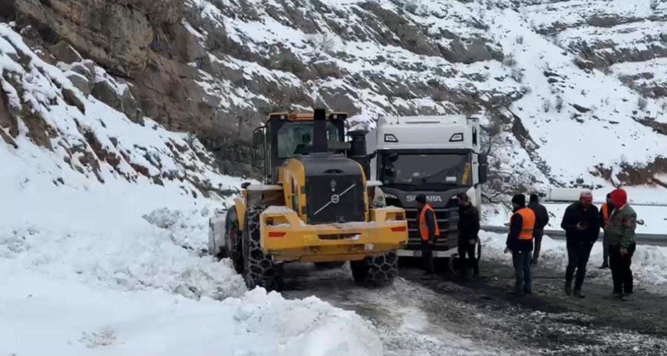 Doğu ve Güneydoğu Anadolu bölgesinde etkili olan kar yağışı bir çok bölgede yolların kapanmasına neden oldu. Karla mücadele timleri gece gündüz çalışarak yolları açmaya çalışıyor.