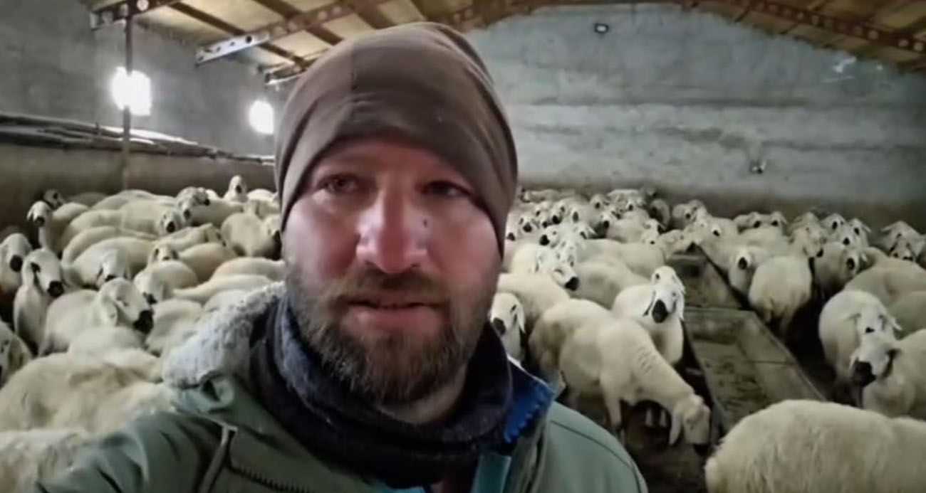 Sivas’ta koyunlar kar altında kaldı, çoban türküleriyle ile mest etti