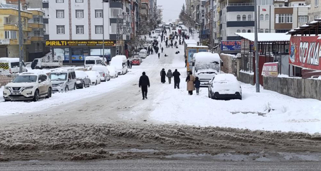 Gaziantep’te çocukların kar keyfi: Tepsi, poşet, leğen ve tahta ile kayak yaptılar