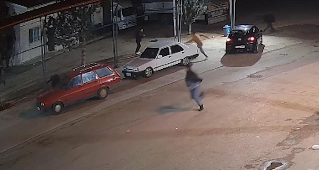 Akrabalar arasında silahlı kavga kamerada: Yeğenini vurdu, ardından kazara kendisini yaraladı